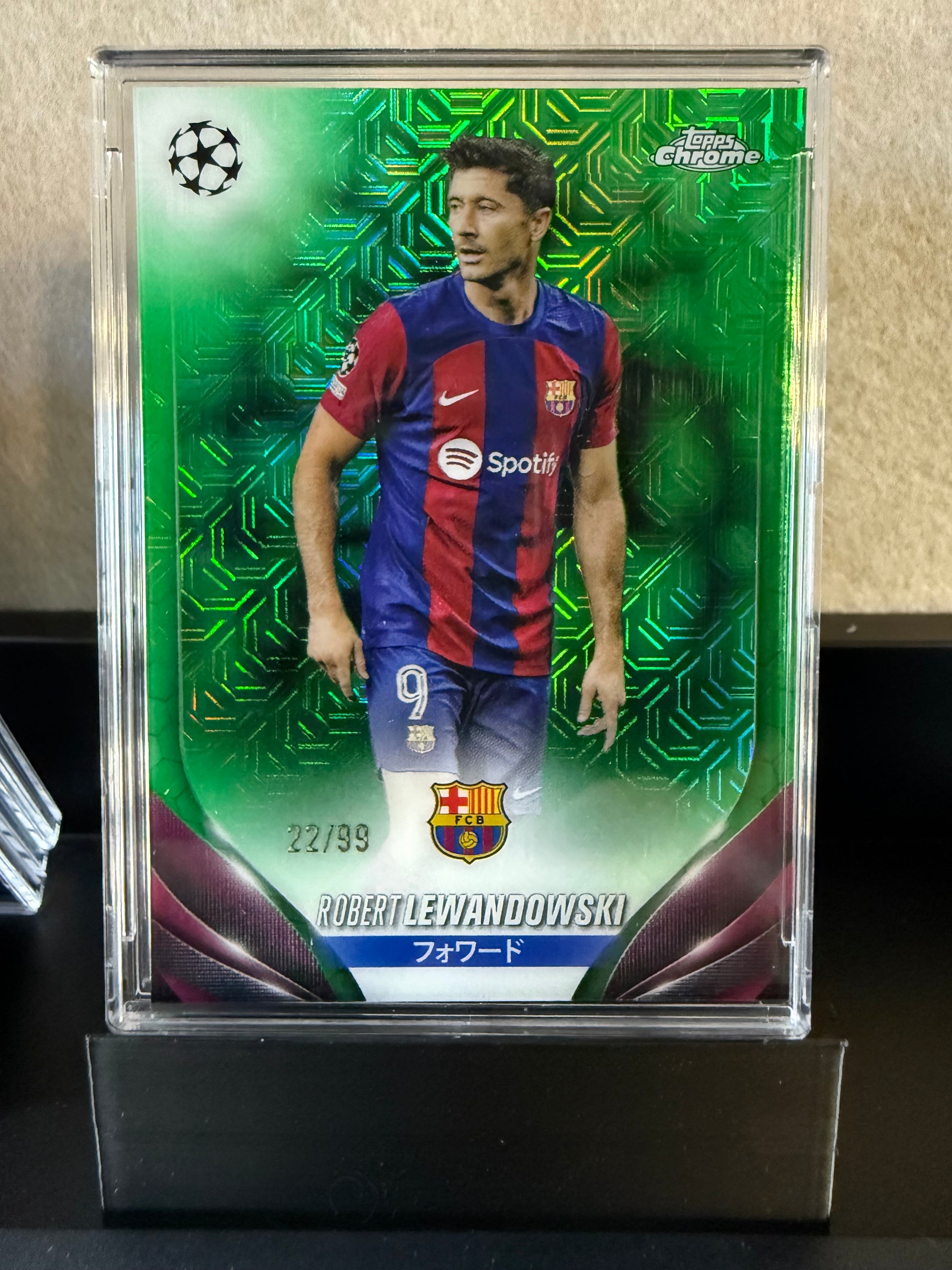 Robert Lewandowski /99 – 2022/23 Topps Chrome UEFA Green Mojo Refractor (#22/99, FC Barcelona)