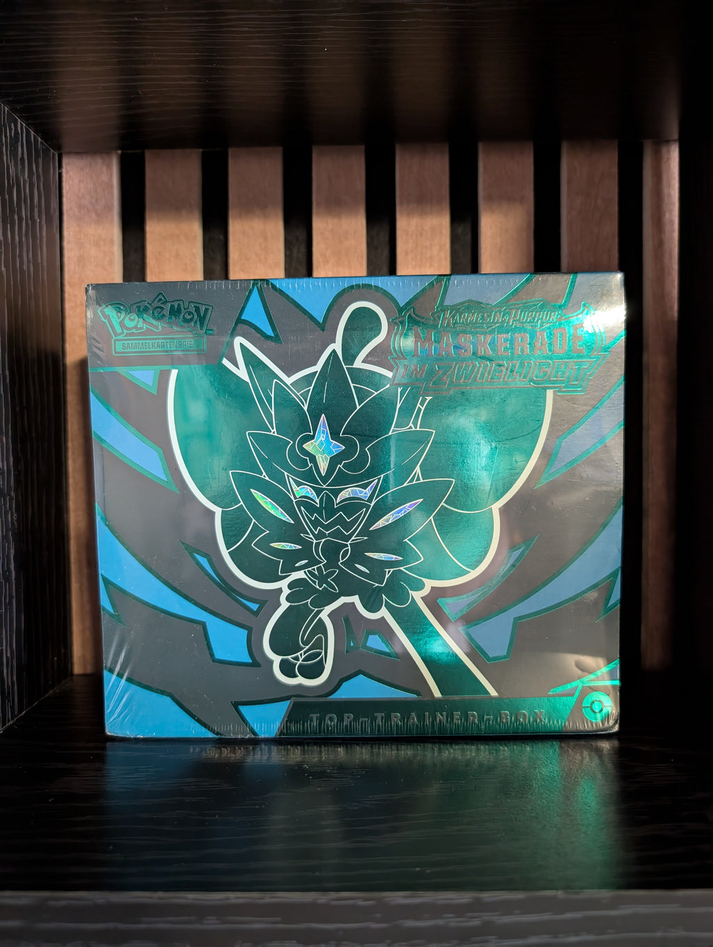 Pokémon TCG “Karmesin & Purpur – Maskerade im Zwielicht” Top Trainer Box (German Edition)