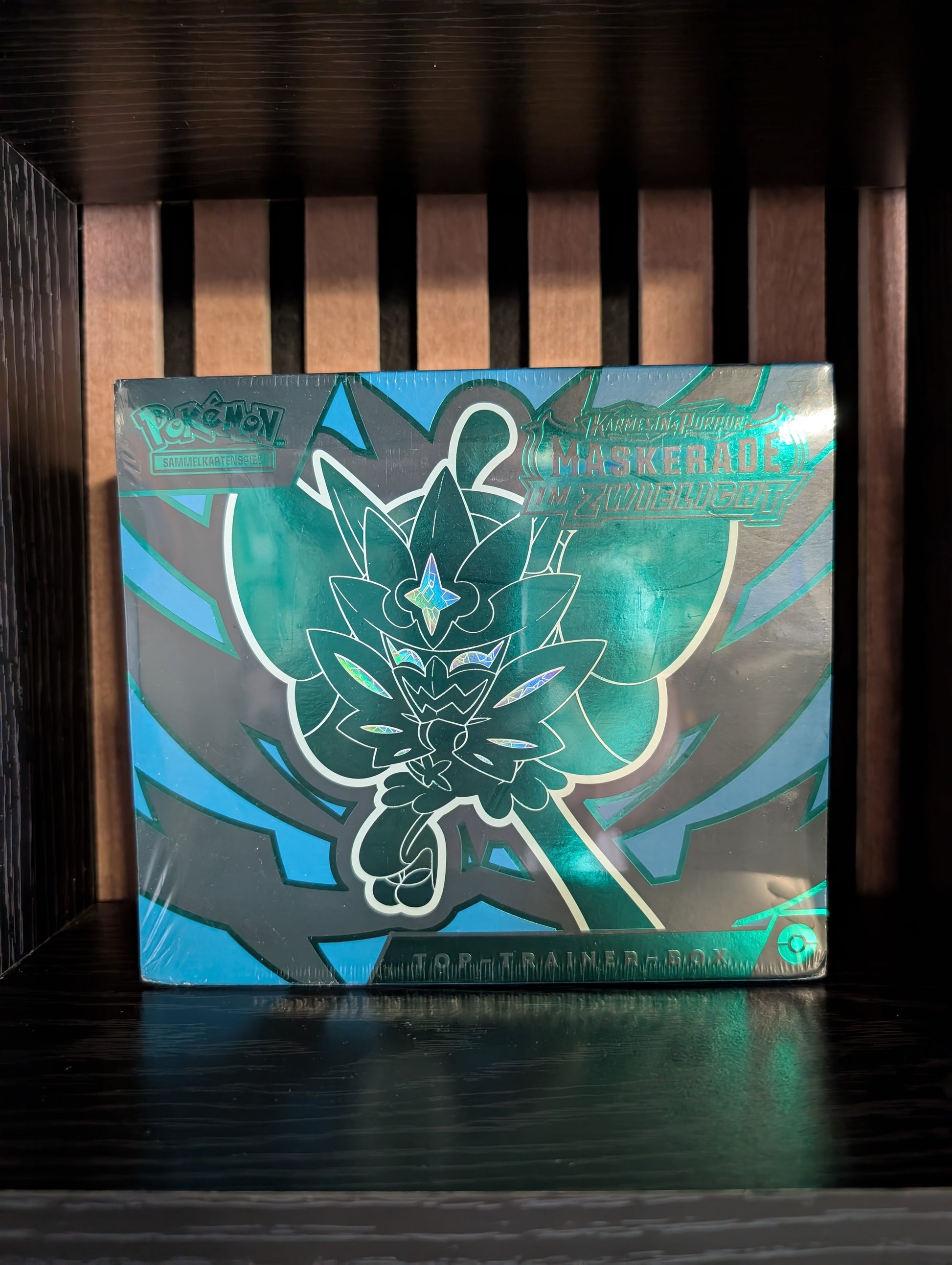 Pokémon TCG “Karmesin & Purpur – Maskerade im Zwielicht” Top Trainer Box (German Edition)